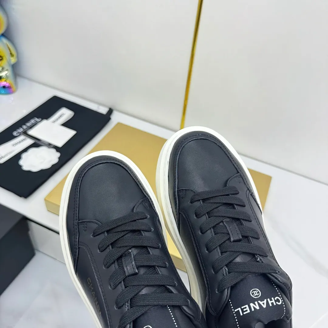 👟👟Ex-factory price 600👟👟 Upgraded version, upgraded version, upgraded version! No rebuttal accepted! ! ! ! Chanel Chanel panda shoes! 2025 counter's top casual sports shoes. This classic design; the upper is electro-embroidered with a variety of techniques; the outsole is fashionable and sporty; the unusual inclusion of a variety of color matching elements... The diversified mix and match is very good-looking and versatile, and can be used for leisure, fashion, sports, and outdoor... ꫛꫀꪝ Go➫ Materials: ❶Upper made of: original imported first-layer silk cowhide + original waterproof cloth + original first-layer cowhide ❷Inner lining: Original Yangli+Net ❸Outsole based on: Original TPU combination outsole Counter boutique packaging complete set for women 35–41 👉 👉 👉 👉 👉